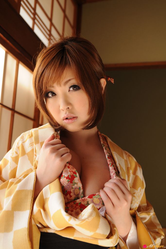 Rio Hamasaki Kimono Curves for All Gravure