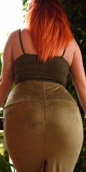 Lucy Vixen Revealing Her Bare Butt